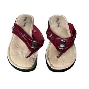 MINNETONKA Silverthorne Leather Thong 8 Sandals Red Western Cowgirl Rodeo Coast